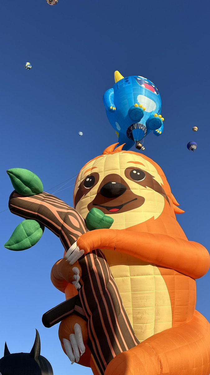 katrina_hucks's tweet photo. A truly beautiful opening morning for @balloonfiesta! #BalloonFiesta #flypenguin #tallsteve #puddles #splash #tico #ivo https://t.co/HishmkSAPF