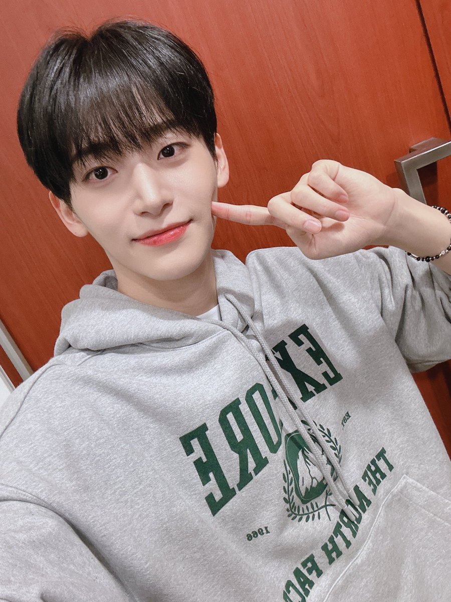 CRAVITY_twt's tweet photo. 커트했지롱~☺️
#정모 #러비티 #크래비티 https://t.co/XUx7TXwjKX