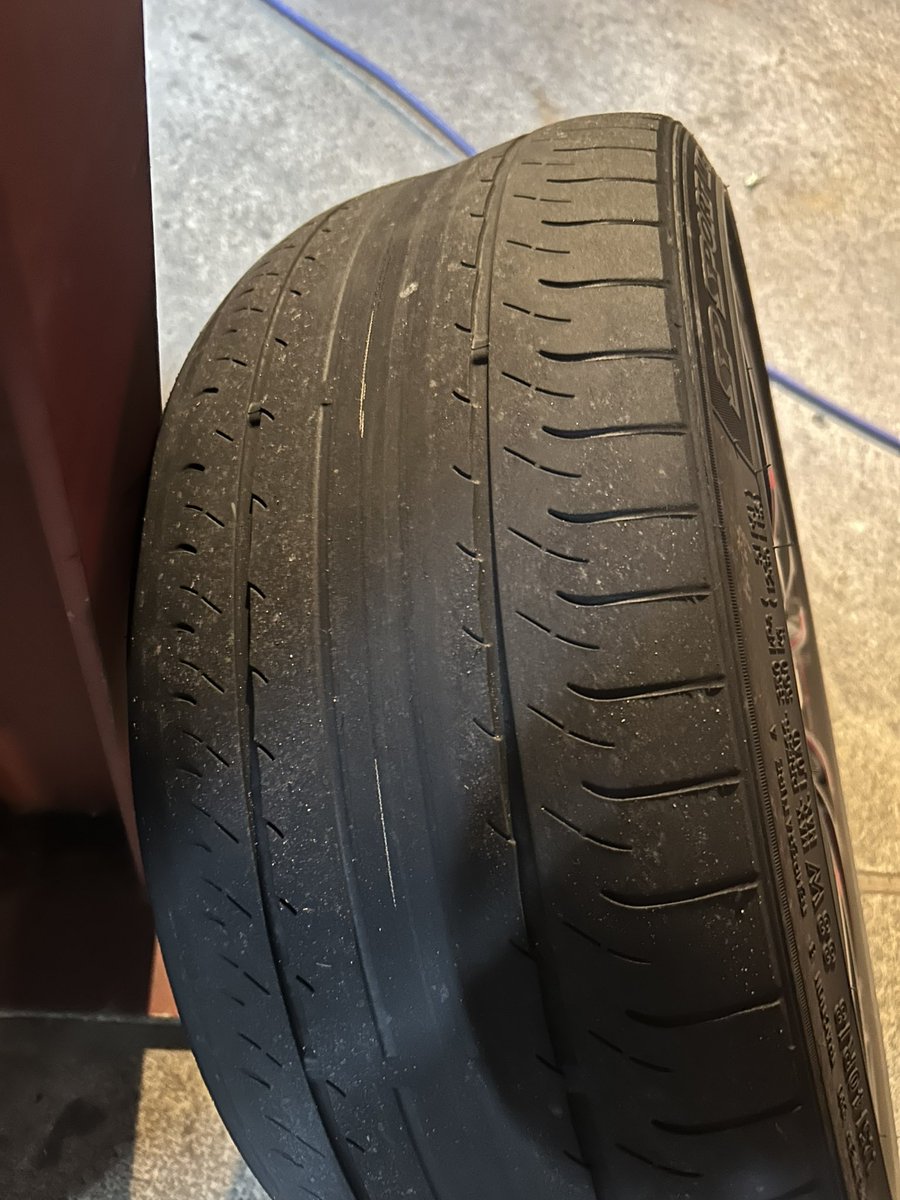 snowfleur1's tweet photo. タイヤがツルツル過ぎてちょっと早いけどスノータイヤにチェンジ( ・᷄ὢ・᷅ )
まだまだ雪は降らなそうだからまた変えるつもりだけど💦
#SHPEngineering さんいつもありがとう(тロт)
#タイヤ交換
#grヤリス https://t.co/CnHkW6I4qx