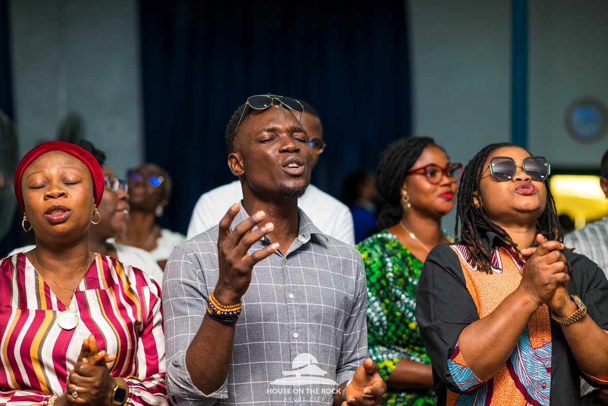 HOTRAkureCity's tweet photo. #worship with Vessels of Mercy

🎶Imela
Imela 
Okaka
Onyekereuwa
Imela
Imela
Eze'm oh 🎶

🙏🙏🙏
#hotservice #hotrakure #hotronline #celebrationservices https://t.co/Ya5ZNYrUMz