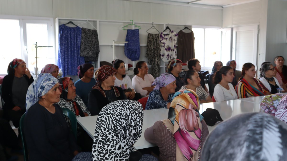 GolbasiDepremm's tweet photo. Kalemkaş Köyü'nde gerçekleştirilen dayanışma etkinliğinde kadın dayanışma merkezi, çocuk oyun evi, gençlik merkezi, kütüphane açılışları sonrası etkinlik konserler ve "Üç Gün" belgeseli gösterimi ile sona erdi. Gün boyu yapılan etkinliklerde çevre köylerden+ https://t.co/2rZIjhXeSq