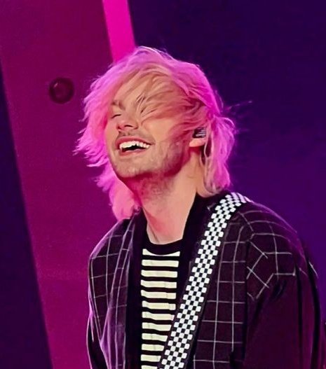Michaelsmilebot's tweet photo. ✨ And you've got a smile that can light up this whole town ✨ https://t.co/fflyzh54Hs