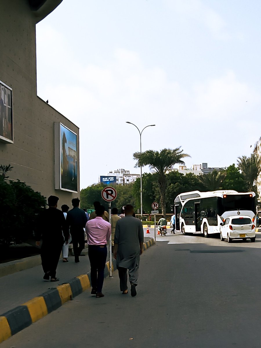 W_O_C_NFT's tweet image. Electronic Bus Passing by Infront of Dolmen Mall Harbour Front in Karachi #dolmenmall #electronicbus #Harbourfront #KarachiForEveryone #Dawnnews #ExpressNews #AajNews #BOLNews #StreetProfits #bbcasia #Reuters #BusinessRecorder #TheNation