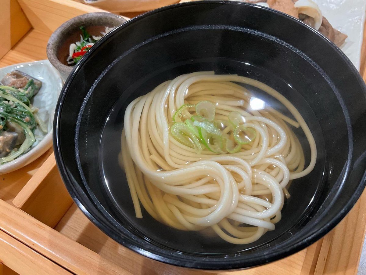 秋が深まり肌寒くなって来ました。
あんなに暑かったのに、季節は巡ります。体の中から温まりたいですね。

里芋とヒイカ煮物
栗ご飯
サワラ塩焼き　肉団子　柿
薇煮
生姜を練り込んだ煮麺
茄子と水菜ピーナッツ和え
大根菜と雑魚ピリ辛

#宿のあさごはん 
#旅館松前