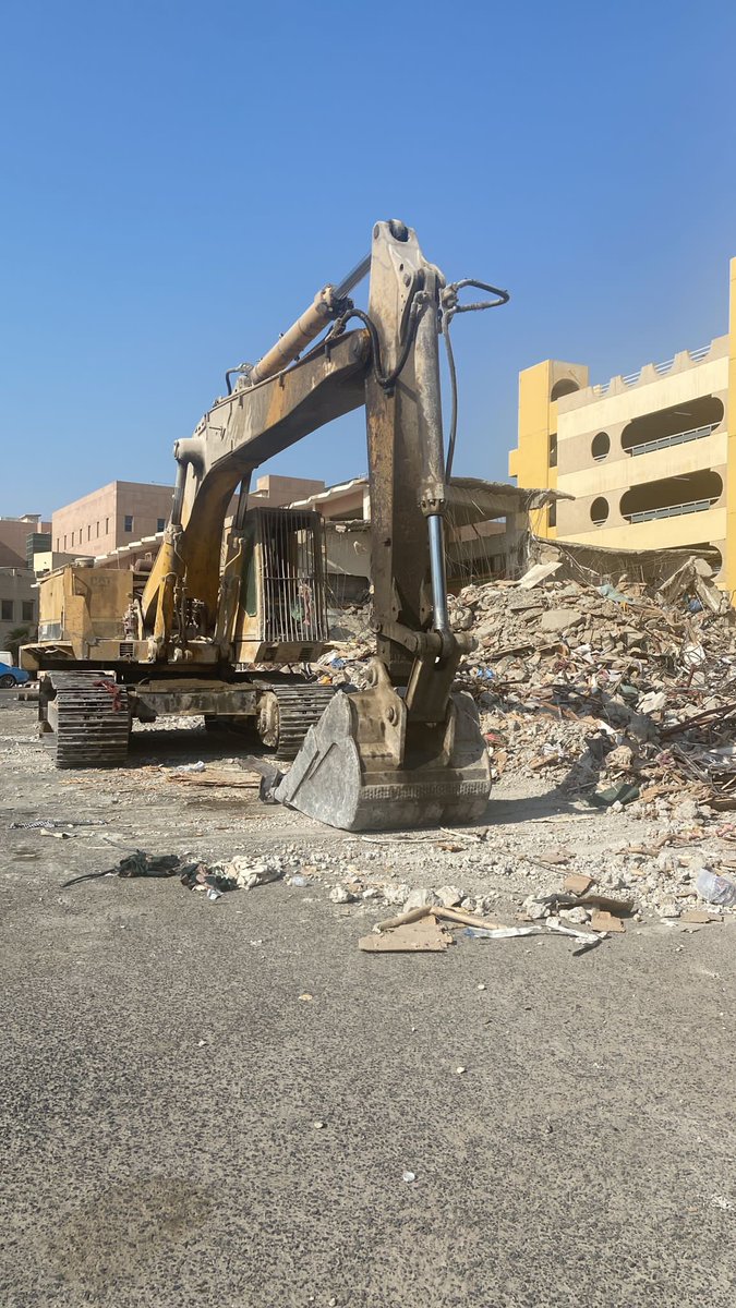 هدم قيصرية العيسى (سوق دبي) تم تشييدها في أواخر الستينات في المنطقة التجارية الأولى وإشتهرت بمتاجر الأقمشة.

صور الهدم بواسطة
<a href="/haanaadii/">هنـادي</a>