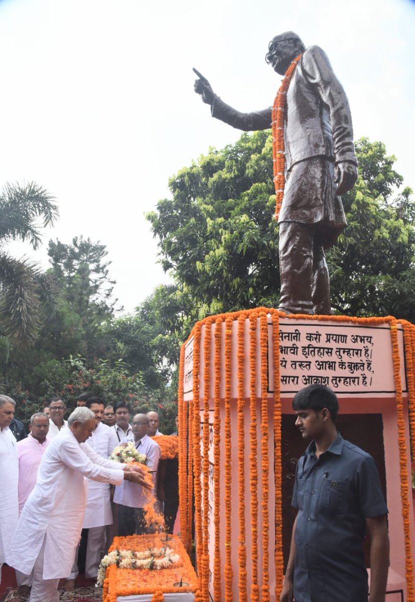 NitishKumar's tweet photo. सम्पूर्ण क्रांति के अग्रदूत, प्रसिद्ध स्वतंत्रता सेनानी एवं  प्रखर समाजवादी लोकनायक जयप्रकाश नारायण जी की पुण्यतिथि पर उनकी प्रतिमा पर पुष्प अर्पित कर उन्हें श्रद्धांजलि दी। https://t.co/Fm6ORKnTUl