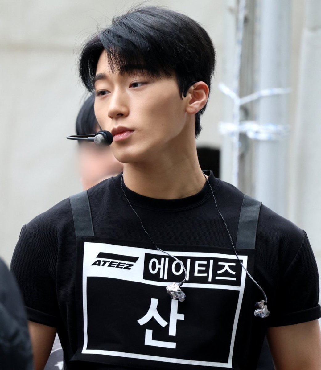 hongteezer's tweet image. HOW IS SOMEONE JUST ALLOWED TO LOOK LIKE THIS??!?!?!