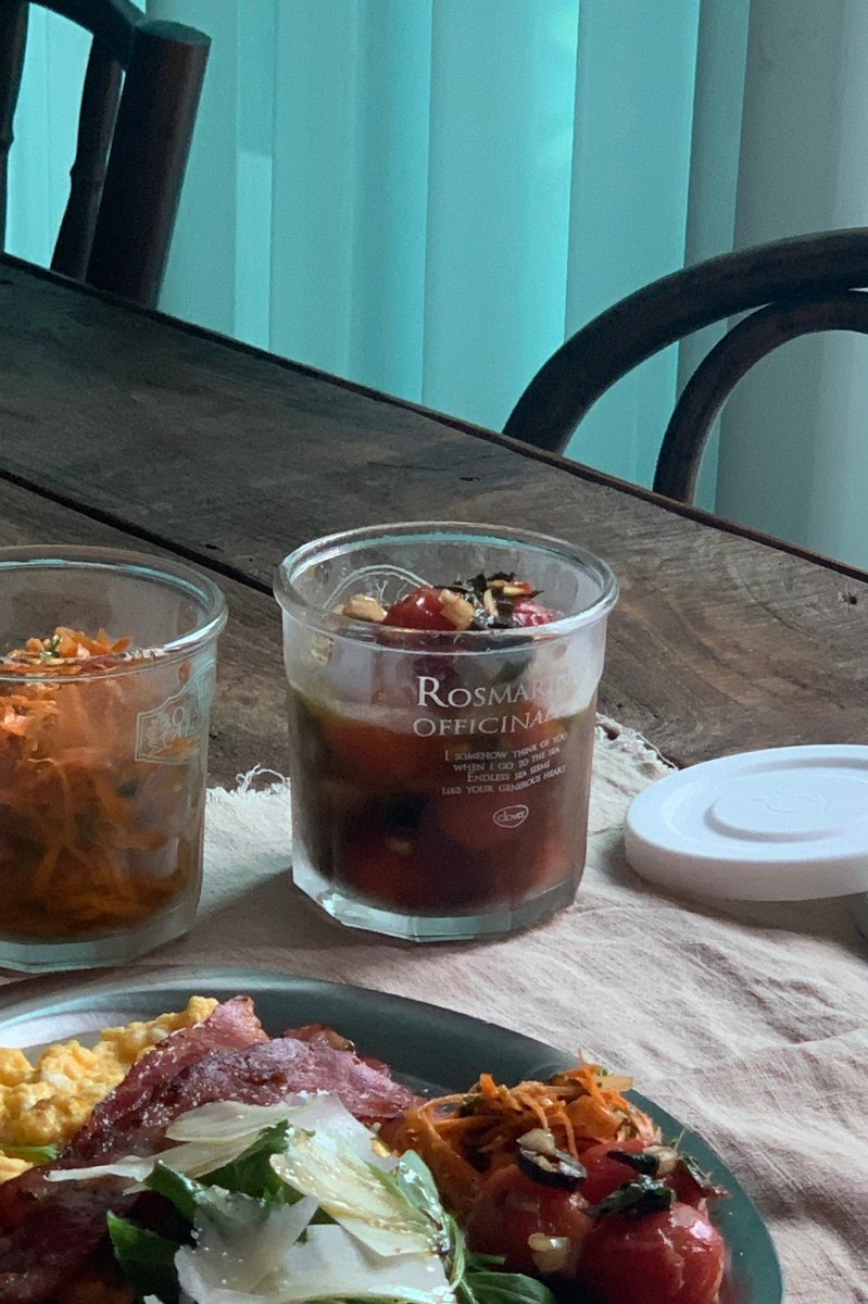 beholdvoid's tweet photo. 클소클에서 보내주신 rosemary glass &amp; stainless plate

담주 이사하면 새 집에서 쓰려고했는데 미쉘이 예쁘다며 개봉하자마자 열심히 사용중🍀🖤🍀🖤 https://t.co/W03ojpsffC
