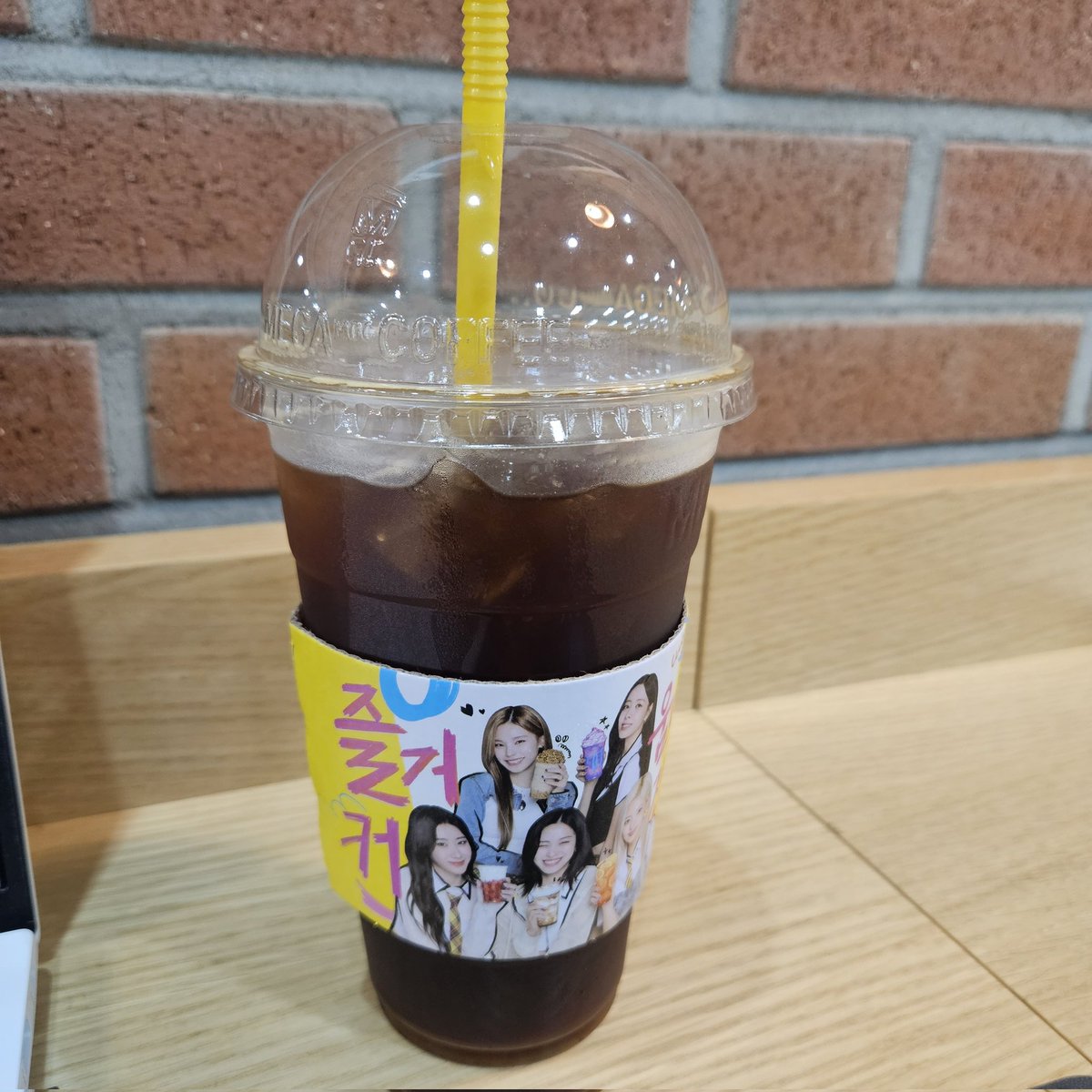 RedDevilMidzy's tweet photo. 울동네 메가커피도 이제 있지 컵홀더!!
매일 마셔줄게🧊☕️ https://t.co/JXvVPQr9eu