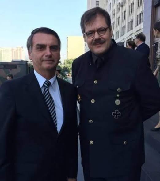 Ogrustosss's tweet photo. @jairbolsonaro Falou o homem que tem a simpatia de 100% doas grupos neonazi do Brasil. https://t.co/GDfdIwdLA9