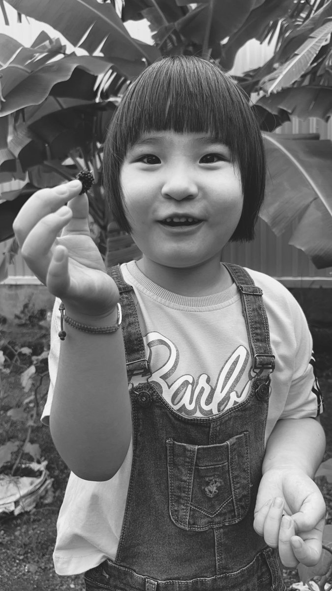 Channn03550's tweet photo. What I admire about being a child is the ability to experience a sense of pride and happiness even in the simplest and smallest of things. #ChildhoodMemories #ChildhoodMagic #CarefreeDays #HappinessInSmallThings #GrayscalePhotography https://t.co/rLlDKeP8TE