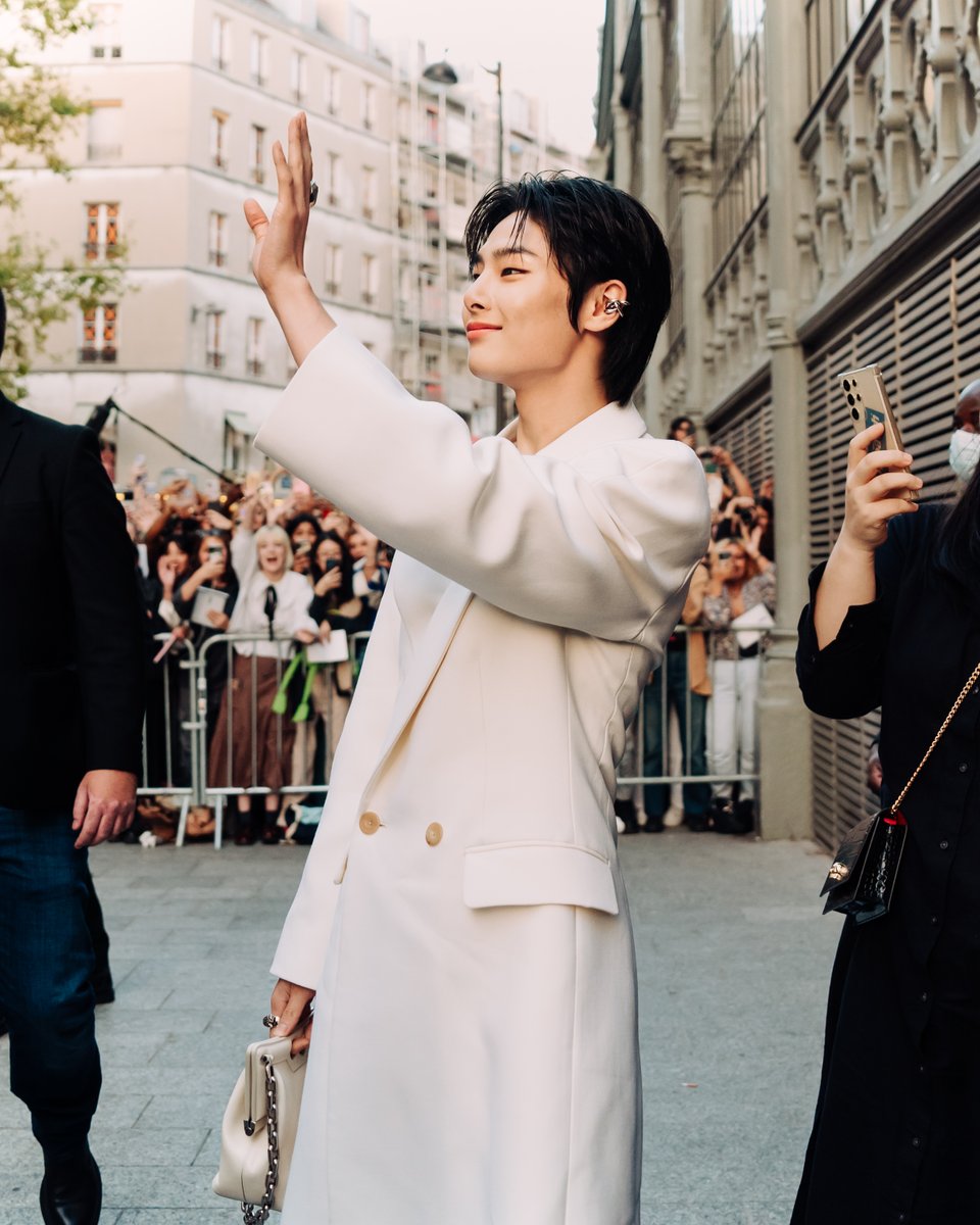 #I_N photographed arriving at the #McQueenSS24 Show in Paris.

Discover #McQueenAnatomy II: on.alexandermcqueen.com/SS24Show_TW 

#SeenInMcQueen #StrayKids