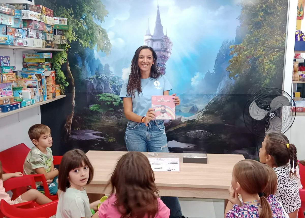 la_torre_magica's tweet photo. Las demostraciones del juego Unicornia de @atomoeditorial en nuestro 2 aniversario fueron todo un éxito 👏.
Nuestra monitora @helengln87 hizo una gran labor y los niños quedaron encantados 🎉
#LaTorreMagica #aniversario #unicornia #atomogames https://t.co/MCz4EXuTZM