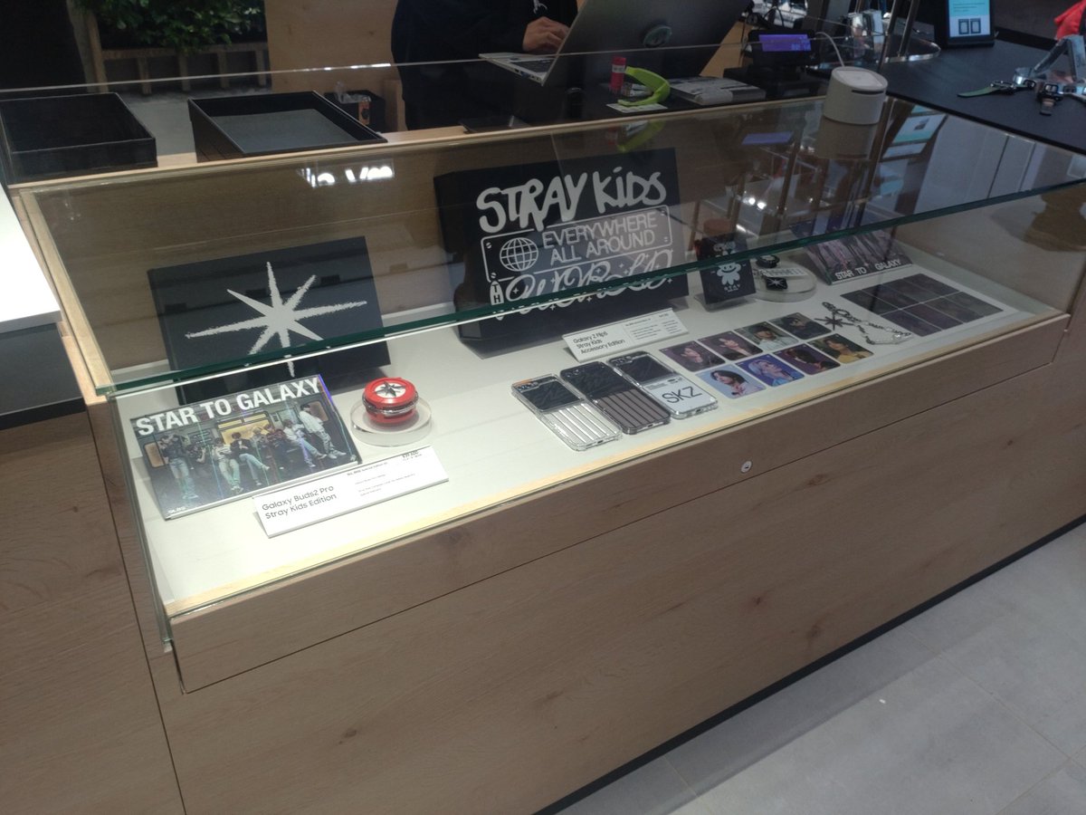 LeeKnowlovescat's tweet photo. Stray Kids❤Galaxy

#GalaxyHarajuku
#SLBS
#GalaxyZFlip5
#GalaxyZFold5 https://t.co/OAwpJE7RBW
