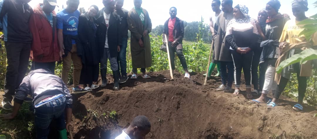 Rubavu_NYC's tweet photo. Mu rwego rwo kurandura burundu imirire mibi mu bana bari munsi y'imyaka itanu mu @RubavuDistrict  mu murenge wa #Bugeshi kuri uyu wa 07/10/2023 Urubyiruko twubakiye umuturage utishoboye umurima w'igikoni.@BugeshiSector
 @NgogaDeo @RwandaWest @RwandaYouth  @RwandaLocalGov https://t.co/ibhoccz3ft