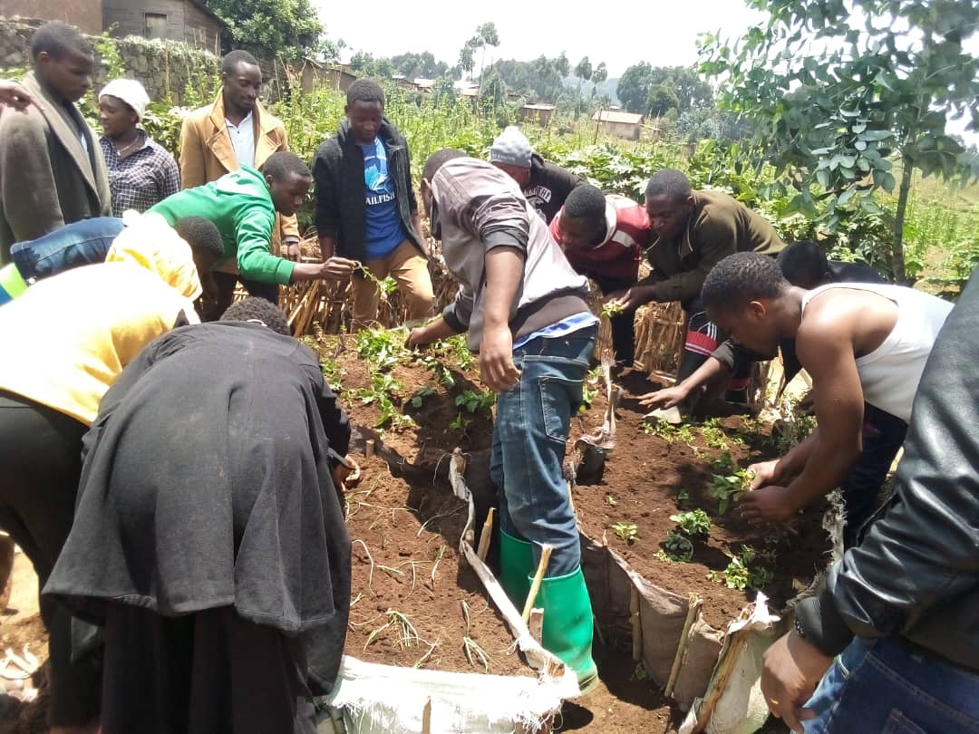 Rubavu_NYC's tweet photo. Mu rwego rwo kurandura burundu imirire mibi mu bana bari munsi y'imyaka itanu mu @RubavuDistrict  mu murenge wa #Bugeshi kuri uyu wa 07/10/2023 Urubyiruko twubakiye umuturage utishoboye umurima w'igikoni.@BugeshiSector
 @NgogaDeo @RwandaWest @RwandaYouth  @RwandaLocalGov https://t.co/ibhoccz3ft