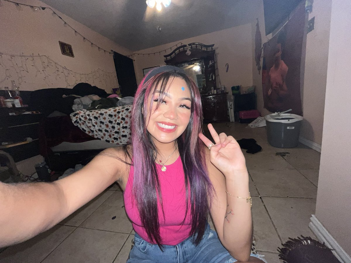 jacquelynp11's tweet photo. chaotic &amp; messy room… but yay .5 pics! https://t.co/uFQ8TFIXuF