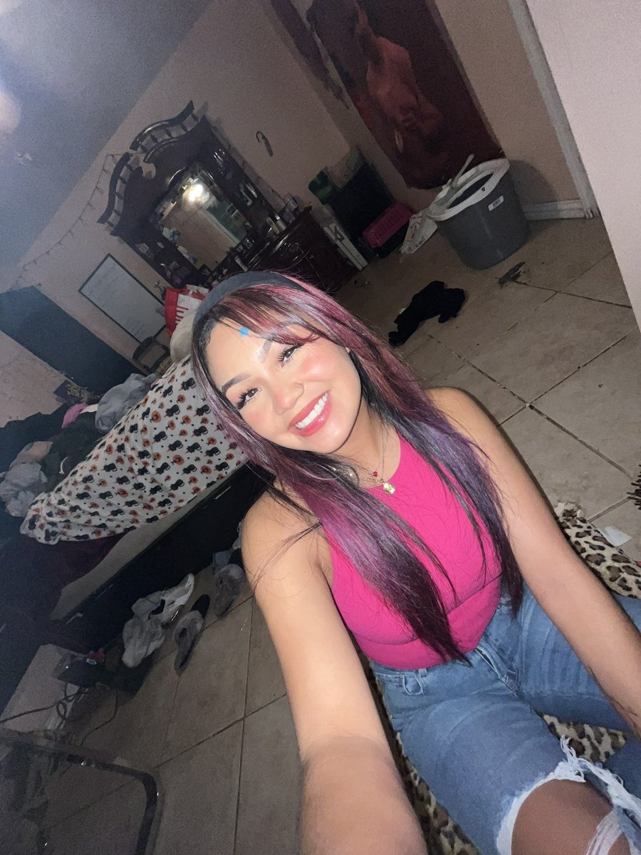 jacquelynp11's tweet photo. chaotic &amp; messy room… but yay .5 pics! https://t.co/uFQ8TFIXuF