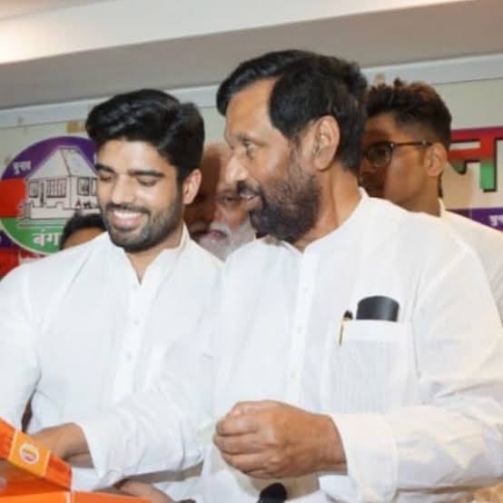 princerajpaswan's tweet image. पिछड़ो एवं वंचितों के हक़ एवं सम्मान के लिए अपना जीवन समर्पित करने वाले हमारे राजनीतिक प्रेरणाश्रोत बड़े पापा स्मृतिशेष &apos;पद्मभूषण&apos; रामविलास पासवान जी की पुण्यतिथि पर भावभीनी श्रद्धांजलि!