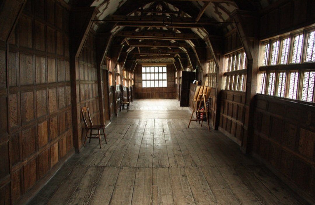 HeritageDetectv's tweet photo. #Longgallery- a long, narrow room often in #Elizabethan &amp; #Jacobean houses. Usually on the highest reception floor of country houses &amp; with many windows for views, family paintings, libraries &amp; also exercise when weather was poor. #LittleMoreton, #Astley, #Ham &amp; @Blickling Halls https://t.co/rsJgfNvzOG