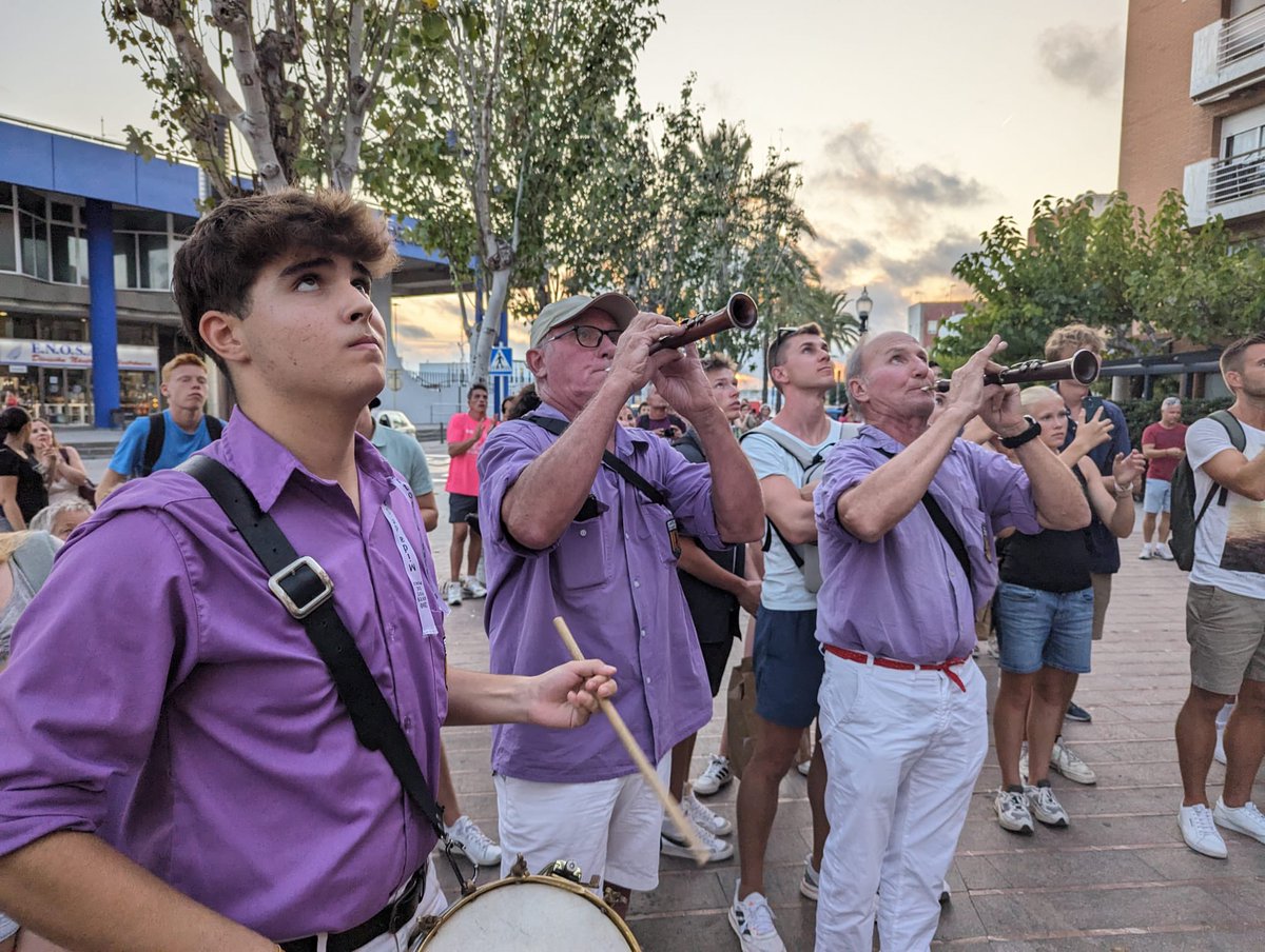 CdAltafulla's tweet photo. 🗣️Ahir al Serrallo ho vam tornar a fer💪🏼💜👇🏻

3de7 amb agulla
4de7 amb agulla
3de7
Pd4, pd4 per sota (simultanis)

🙌🏻Dimarts seguim la bona feina al pati, tenim per endavant👉🏻la Plaça del Rei (Tgna), El Mercadal (Reus) i plaça del pou (Altafulla)🤩🤩

#Castellers #Castelleres https://t.co/MmGXTNcmra