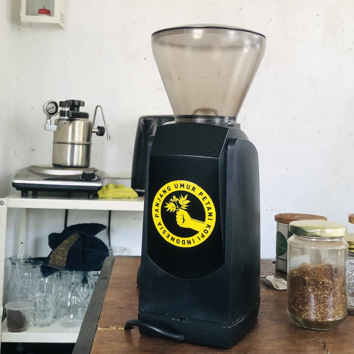 ichiyusri's tweet photo. passionate people, terhadap apa pun yang sparks their excitement, selalu menyenangkan. they radiate different.

kemarin main lagi ke Coffee of Things di Tebet. yang punya Om Acoy. slow bar aja, tapi beliau segemar itu sama kopi and it shows. https://t.co/LzWMAGOtF9