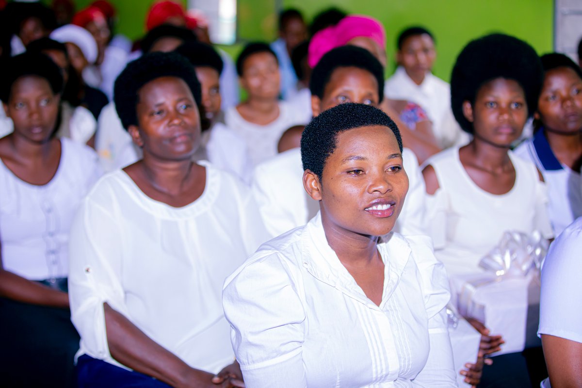 <a href="/KicukiroDistr/">Kicukiro District</a> : Abagore barimo abahoze mu buraya bahawe imashini zidoda
==
Abagore 30 barimo bamwe mu bavuye mu biyobyabwenge n’uburaya bo muri <a href="/GikondoS/">Gikondo Sector</a> , bahawe na <a href="/adeprrwanda/">ADEPR Church</a>  imashini zo kudoda kugira ngo zizabafashe kwiteza imbere.

INKURU..
umuseke.rw/2023/10/kicuki…