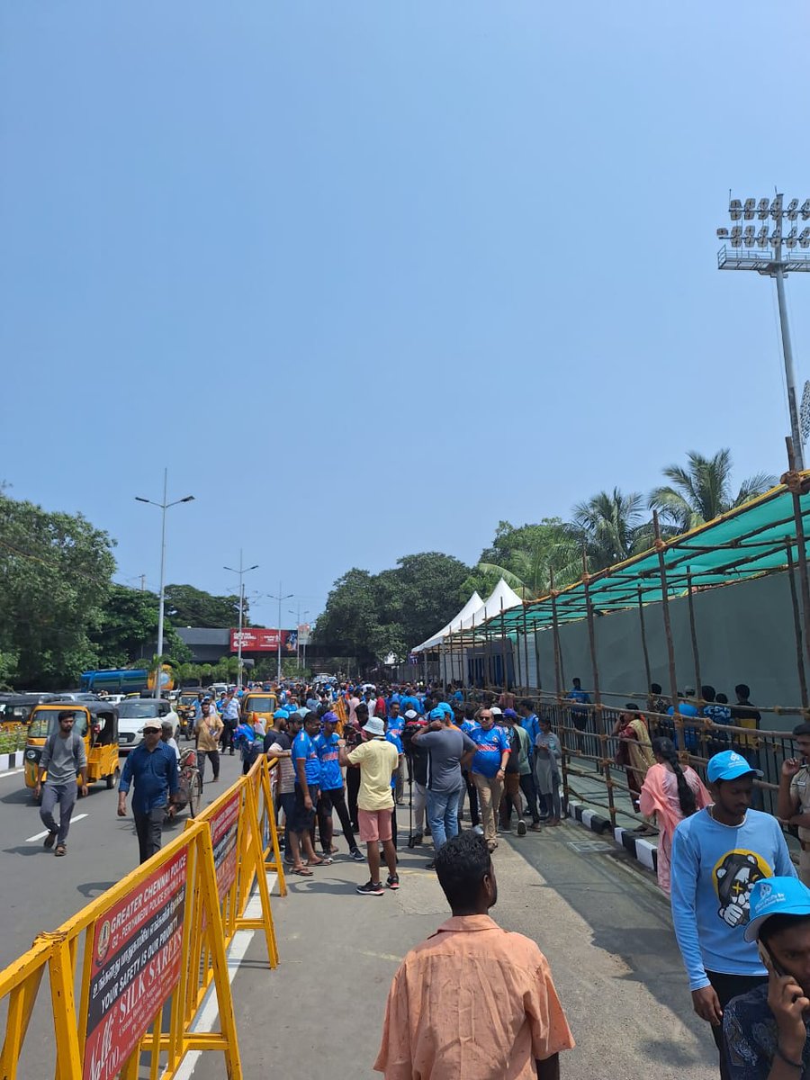 #icccricketworldcup2023 #INDvsAUS @AkashvaniAIR @akashvanisports not giving updates, here it is match would be live on FMRAINBOW/Relay🌈/LRS/MW/DTH/DRM 🎙️ @pankajathawale & #AshishCharangoo Reached the venue with Radio boxes in place Crowd coming in @FmRainbowMumbai @airchennai