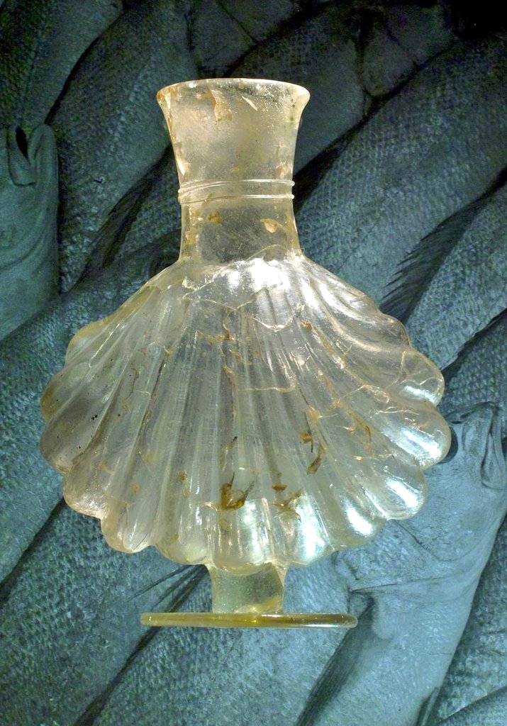 DrNWillburger's tweet photo. Fascinating world of ancient #glass: a stunning #Roman flask in the form of a shell. Flasks such as this were popular in the Rhineland during the 3rd and 4th century AD. 
Found in Cologne. 

Photo: Römerkastell Saalburg 

#RomanArchaeology https://t.co/L5RFYhktwl