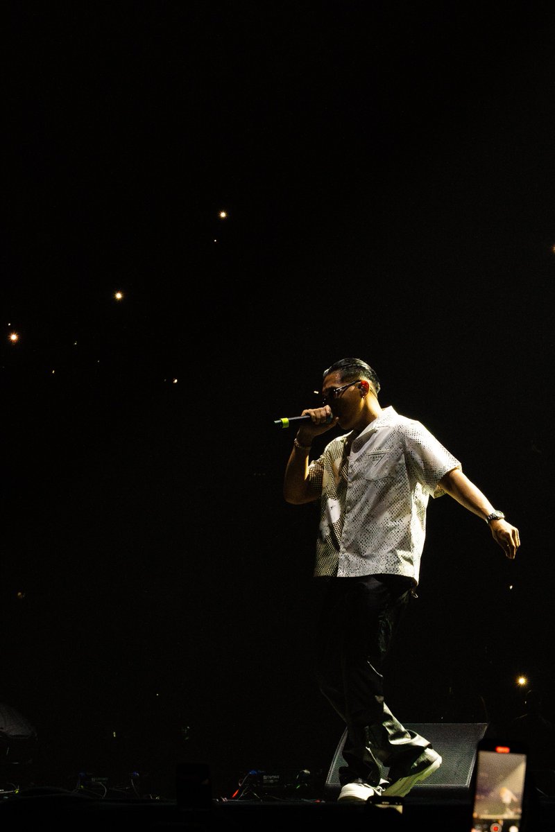 MonsieurNOV's tweet photo. MERCI pour l'invitation Boss @JoeDwetFile 

Ton BERCY Sold out depuis 4 mois.
Ton public est incroyable.
Ton Show une dinguerie.

BRAVO L'ARTISTE https://t.co/RvfooG997m
