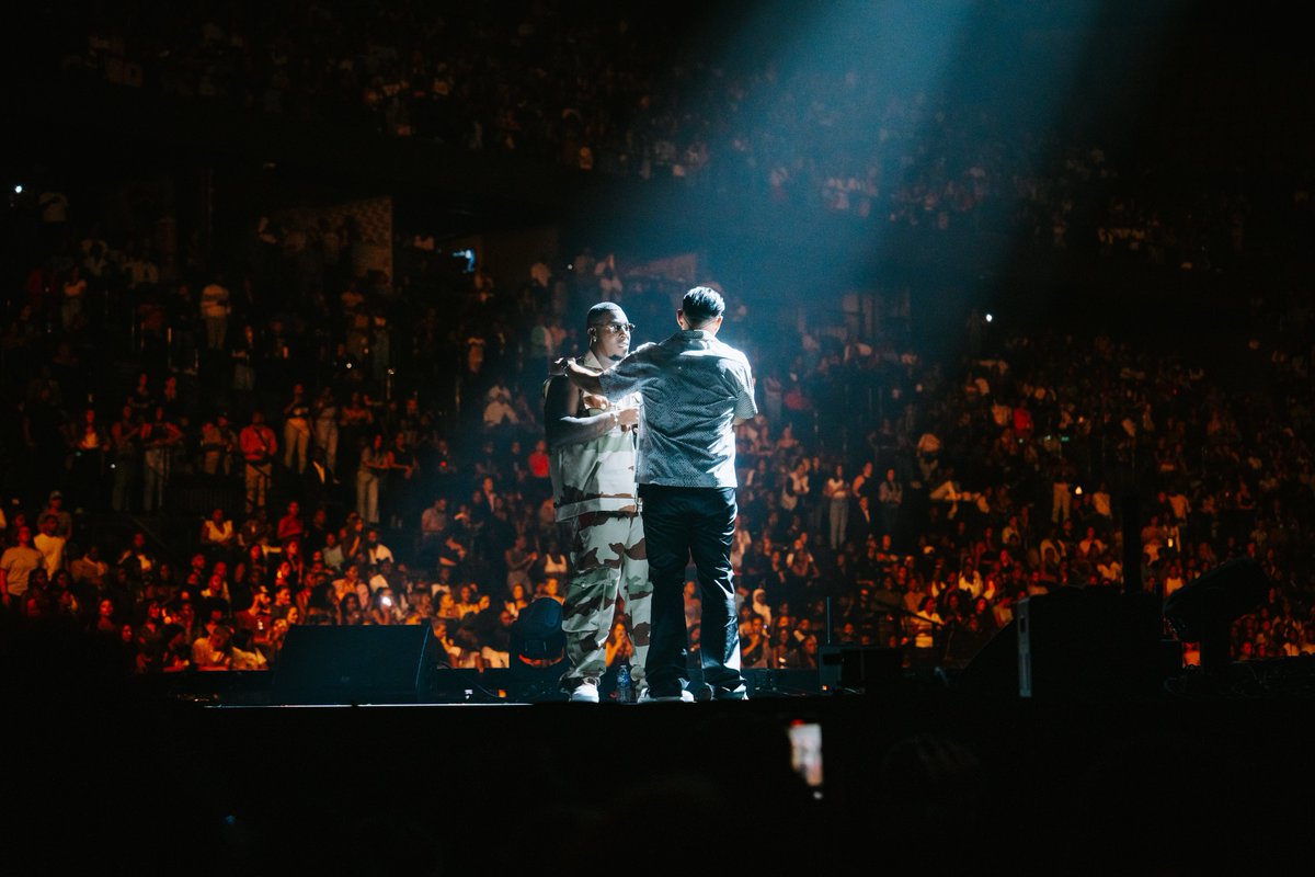 MonsieurNOV's tweet photo. MERCI pour l'invitation Boss @JoeDwetFile 

Ton BERCY Sold out depuis 4 mois.
Ton public est incroyable.
Ton Show une dinguerie.

BRAVO L'ARTISTE https://t.co/RvfooG997m