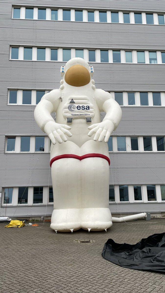 OliverJennrich's tweet photo. #ESTECOpenDay part 2. The calm before the 10.000 expected visitors. Welcome committee is well resting, exhibition is set up and some guys are full of hot air. https://t.co/Kk4c2otNma
