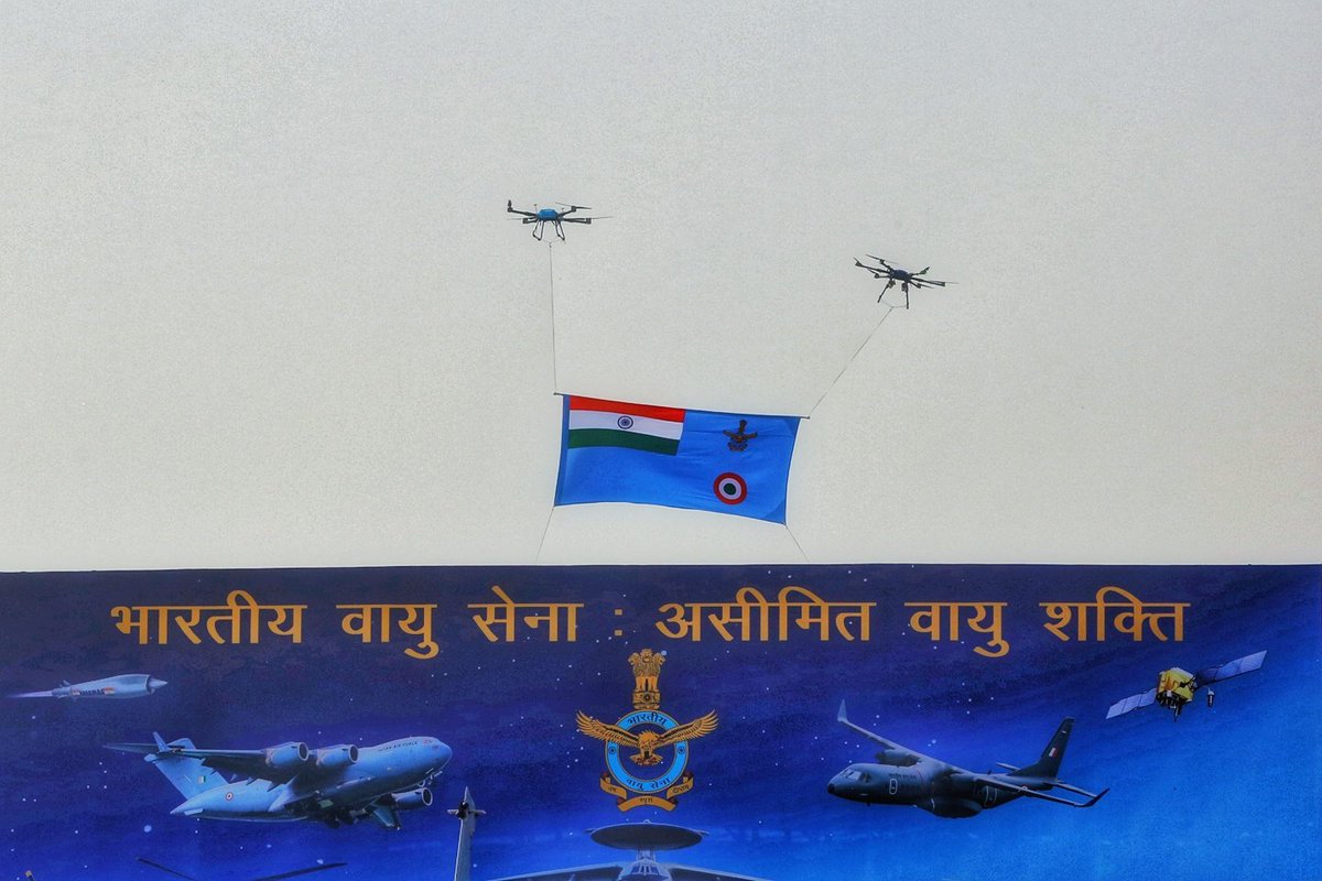 🚨 On the occasion of 91st #IndianAirForceDay 🛩️ the CAS Air Chief Marshal VR Chaudhari unveiled the new #IAF ensign.
#IAFHistory #IndianAirForce #AirForceDay2023 #AirForceDay #AirForce #IndianAirForceDay #AirWarriors