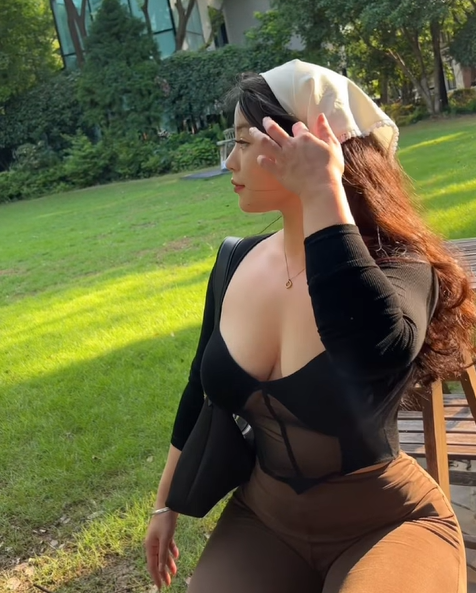 有没有母乳没吃够的 来吃姐姐的大奶 点赞的抽一个加微信！