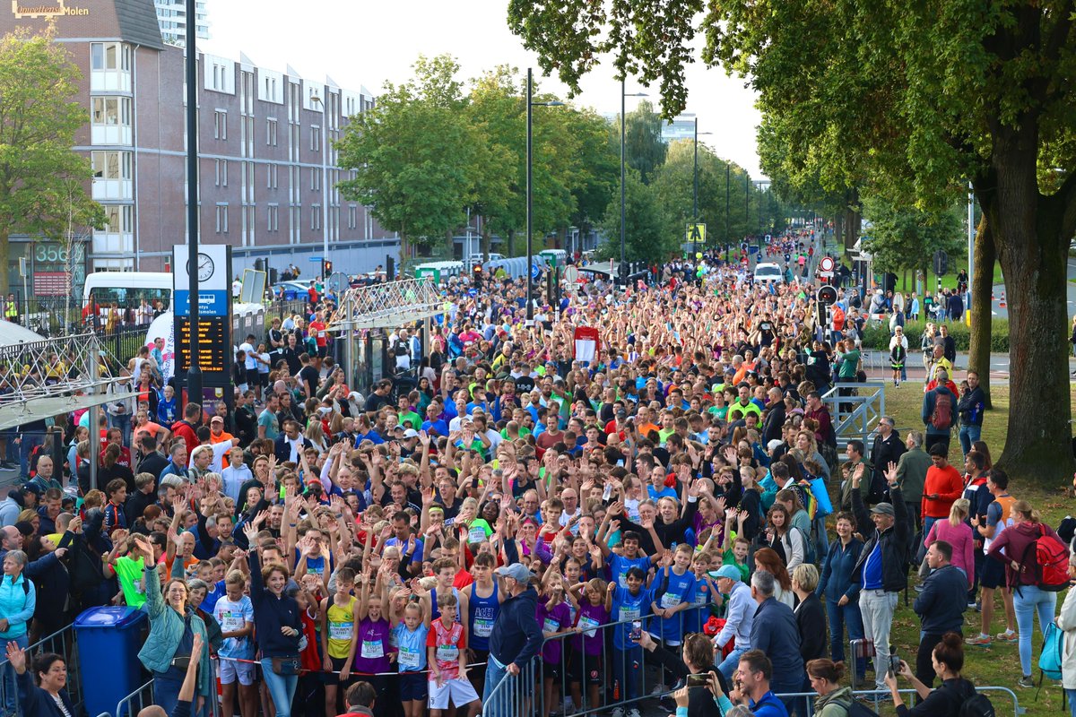 Hands in the air &amp; get ready for 5k!
De RSM City Run 5km is gestart 😍

#onzetrots #asmlmarathoneindhoven
