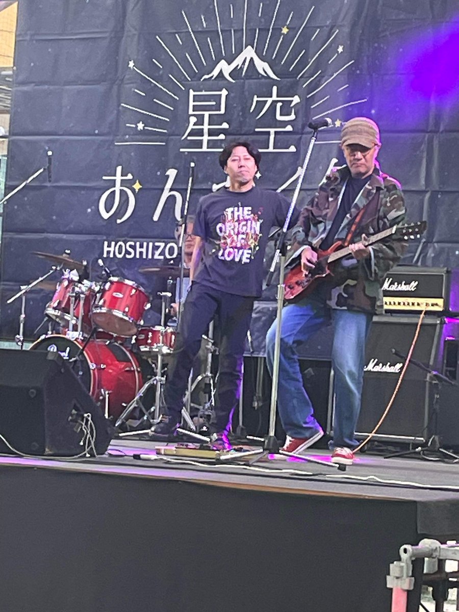 TAKASSTUDIO1's tweet photo. 星空おんがく祭に来てくれた皆さん、ありがとうございました
名古屋から来た友人が撮ってくれた1枚です
#星空おんがく祭
#星空おんがく祭2023
#東栄ドーム
#東栄町
#北設楽郡
#愛知県
#大須仏壇店
#ヤマビル
#朝の来ない夜はない
#手負のイノシシ
#大須仏壇店のテーマ https://t.co/K48LIGh7Hd