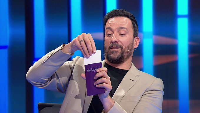 Dos30TV's tweet photo. Más de 2.4 millones de espectadores conectaron en algún momento con #Password11 en el prime time de @antena3com

✨ @Passwordoficial firma un 6.1% de share y 574.000 espectadores

✨ Crece en mujeres (7.6% de share)

#QueVivaLaTele #Audiencias https://t.co/tFcbqX9kdD