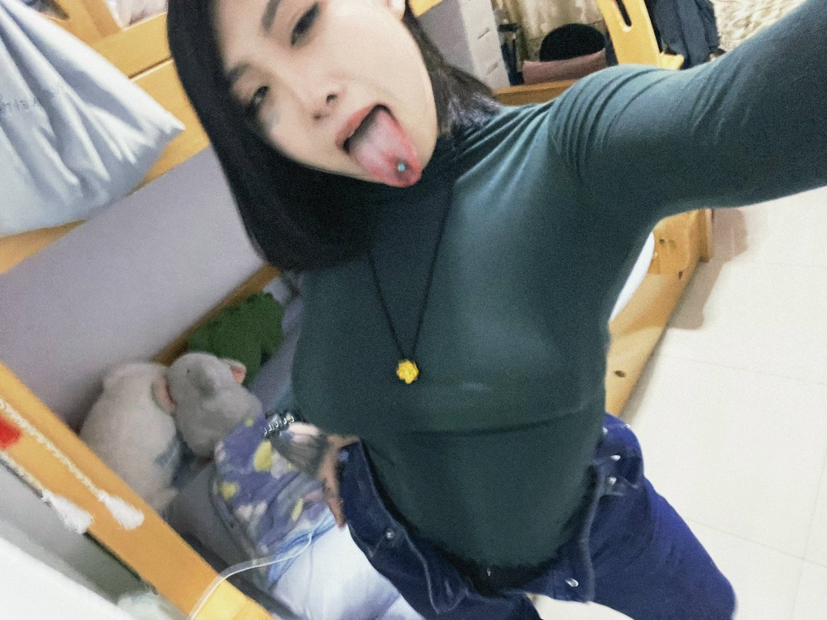 喜欢喜欢，最喜欢这种智障痴女的表情了～ https://t.co/wy8WPTPLiJ