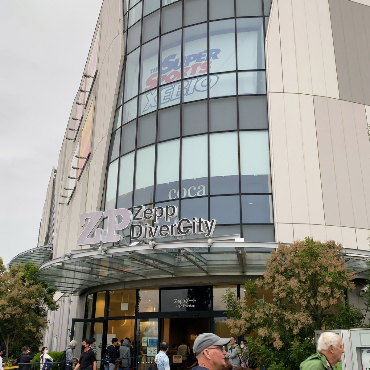 kotetsu59gk's tweet photo. 本日はこちら、
Zepp DiverCityでラッキーにもEast Of Edenの初コンサート、「East Of Eden -World Premiere Special Showcase 2023-」へ。

開場までコーヒー飲んで時間潰そ��と思ったら、買うまでに結構時間潰れて飲みけれないかも😁

#EOE
#zeppdivercitytokyo https://t.co/CKoOG78OPA