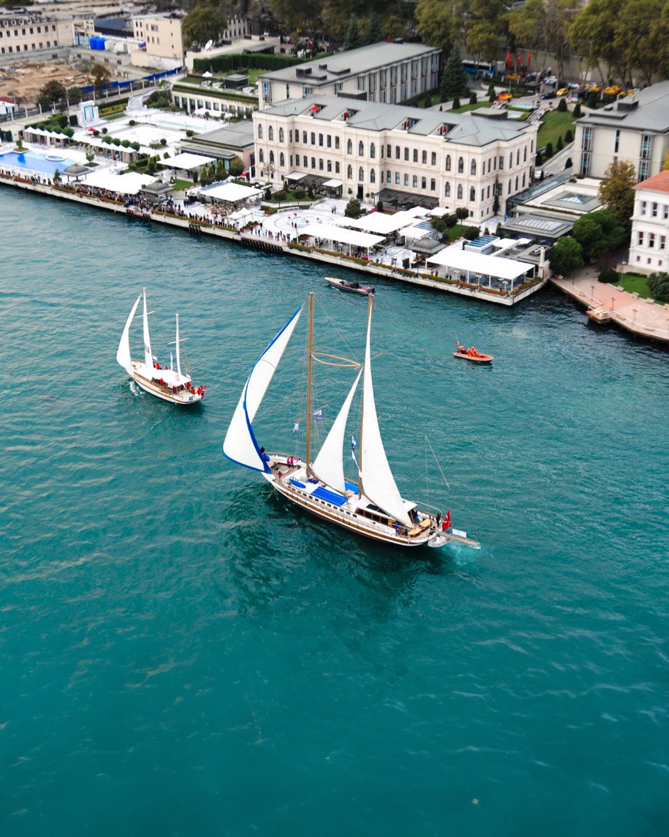 İstanbul Boğazı'nda, bembeyaz yelkenlerimizle Ata’mıza selam vermek için hazırız! Türkiye Cumhuriyeti’nin kuruluşunun 100. yılını, Maximiles Black The Bodrum Cup’ın 35. yılını tarifsiz duygularımızla İstanbul’a kutlamaya geldik. 

#thebodrumcup2023