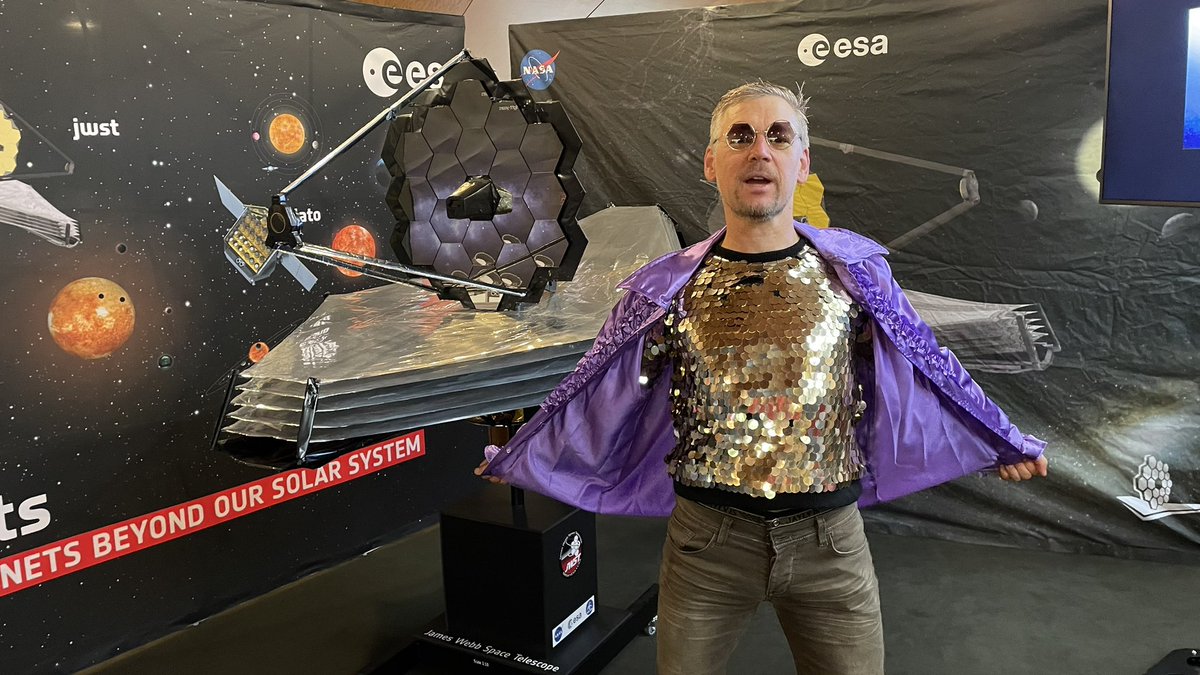 OliverJennrich's tweet photo. #ESTECOpenDay. JWST exhibition model (right) and 1:10 scale model (left) https://t.co/MQSL4lh2ZI