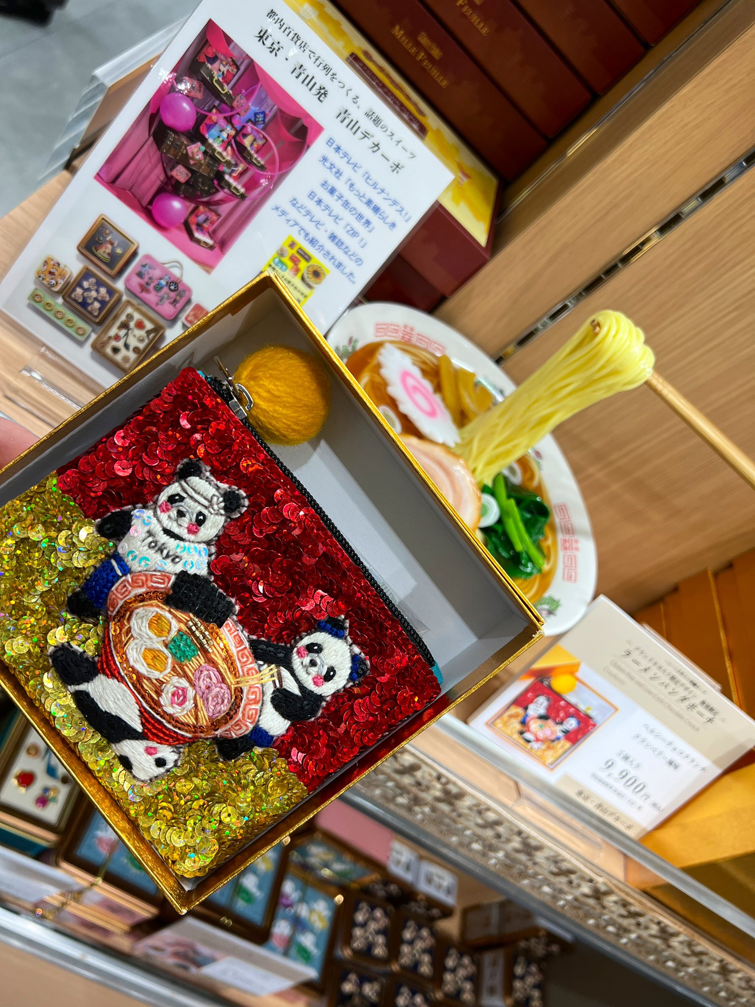 青山デカーボ 東京駅限定 ラーメンパンダの刺繍ポーチ tamao-