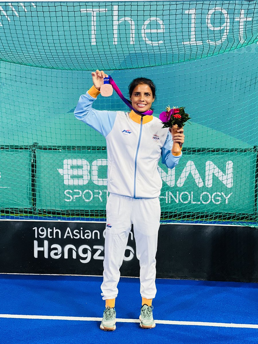 VandanaHockey16's tweet photo. 19th Asian games hangzhou 2023 bronze medal🥉 🇮🇳🏑🫶🏻❤️ https://t.co/RhYHdah7Xr