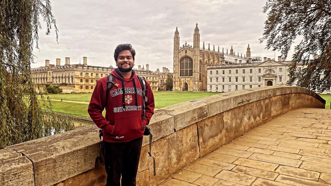 Cambridge_Uni's tweet photo. Cambridge dreams come true! Meet some of our new students 👇

📚 @tana_chikaura is studying a PhD at @Hughes_Hall
🎥 Kody has started a Master of Philosophy in Film and Screen Studies
🏨 Anna has started her PhD studies at @QueensCam
🎓 Deepesh has started his PhD studies https://t.co/LlzyPn3mUt