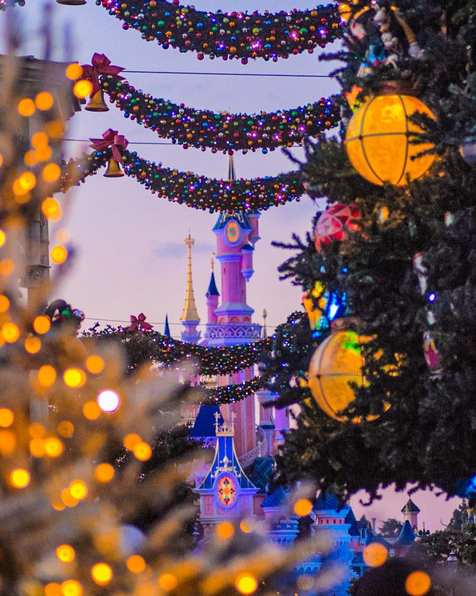 DisneylandParis's tweet photo. 🏰 + 🎄 = ❤️✨

📸: andrea.riel https://t.co/oiUaFhVuKw