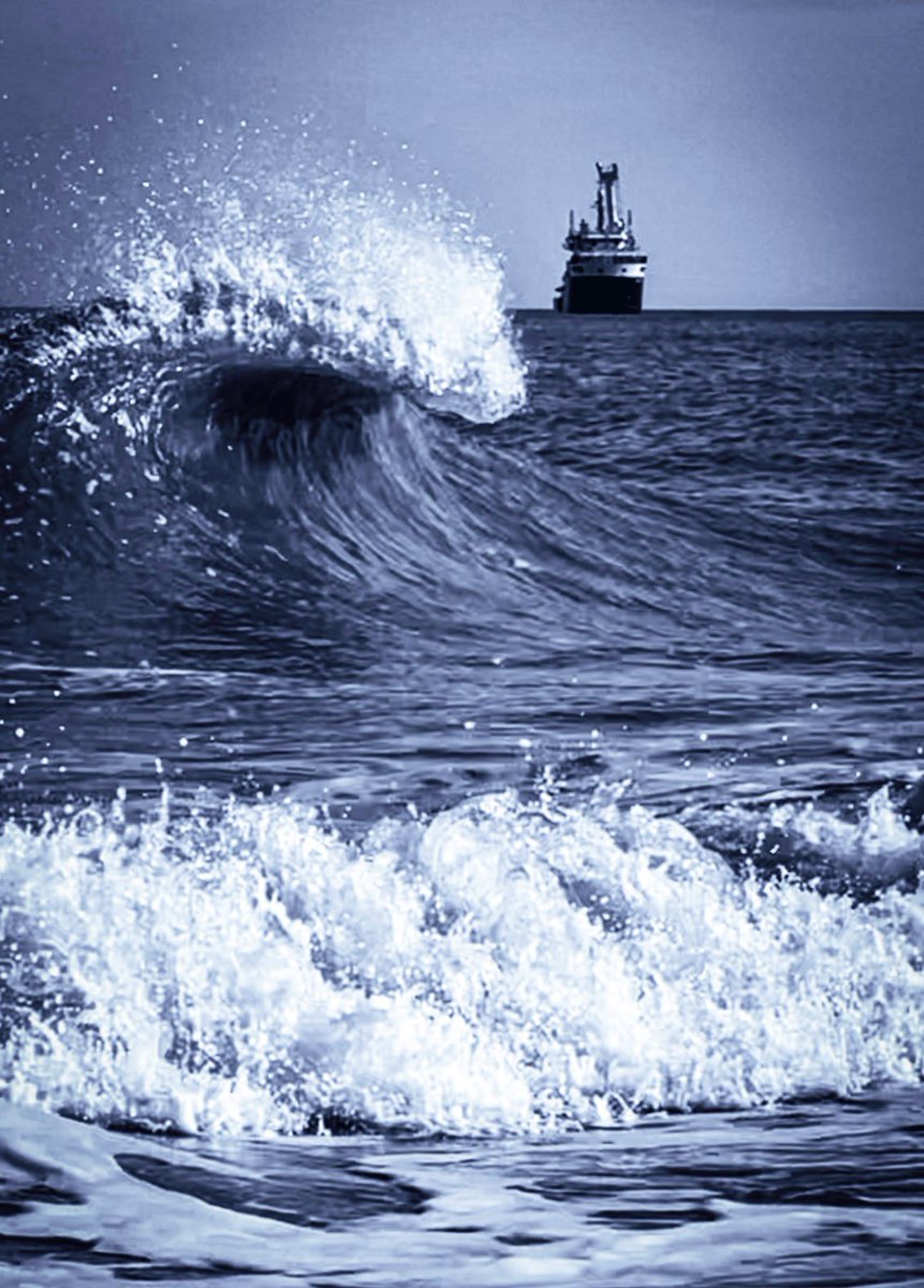 Gorleston 💙.  #Gorleston #Norfolk #EastNorfolk #ships #sea #wave #Waves #photography #Landscapephotography #landscapelovers #norfolklife #beach #beachphotography #Stormhour