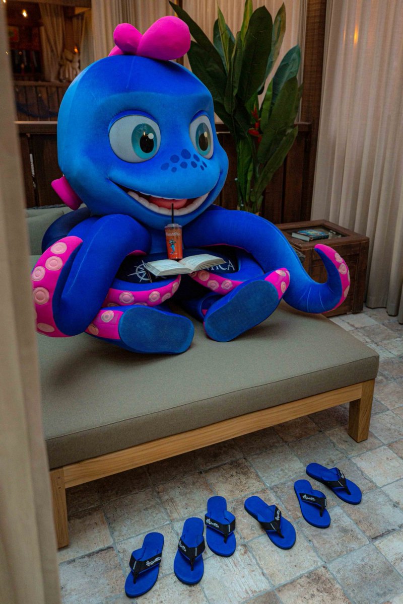 Snorri ist jeden Tag der Star von #Rulantica und heute sogar noch mehr, denn es ist #WeltOktopusTag! 🥳 🐙 Mit einem spannenden Rulantica Buch und einem leckeren Cocktail lebt er sein bestes Leben! 😎