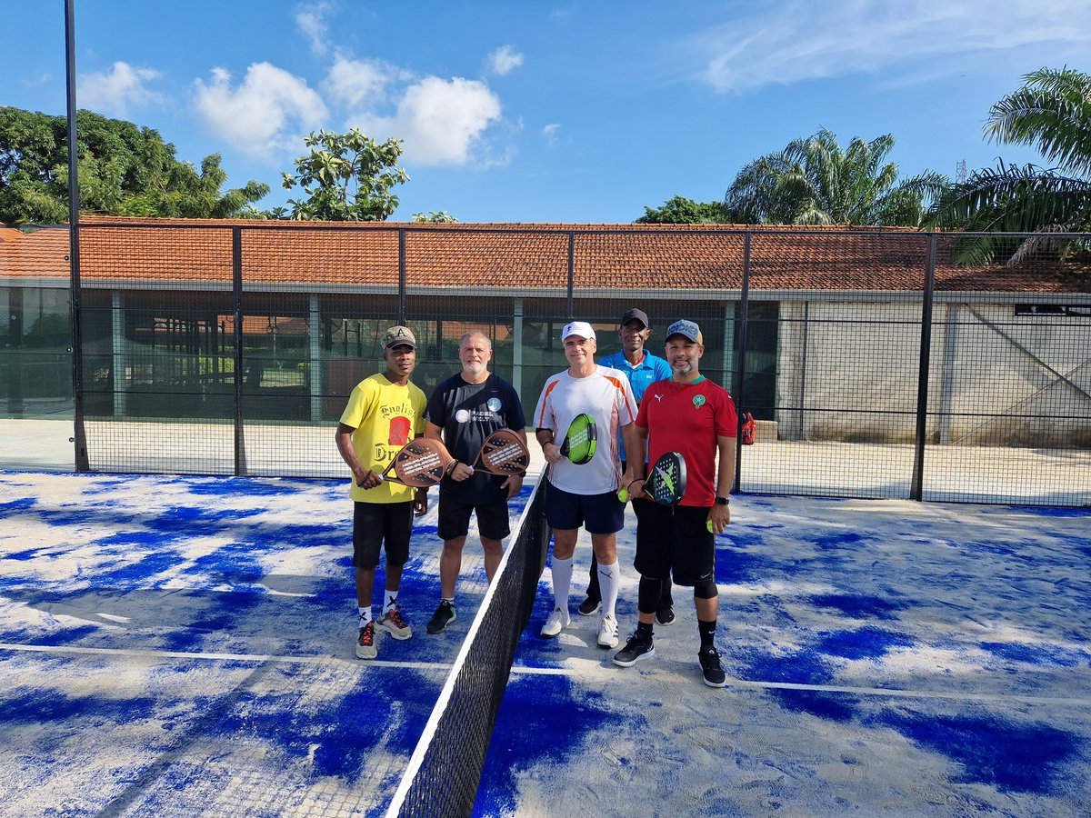 Premiers deux terrains de pádel en Guinée 🇬🇳 et peut-être en Afrique construits par société espagnole 🇪🇸 <a href="/Niberma1/">Niberma</a> à l'hôtel Riviera Royal de #Conakry et inaugurés cette semaine!
