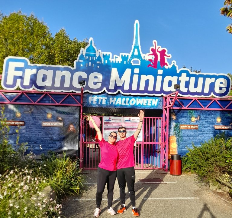 💕🎀 Ce matin, au départ de France Miniature, la marche rose de l'association #InitiativesÉlancourt au profit de la ligue contre le Cancer du sein ! 

#OctobreRose