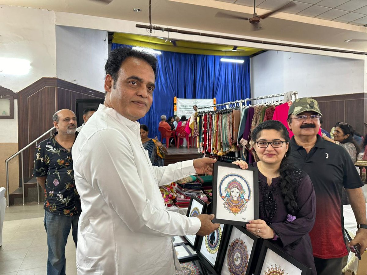 drashwathcn's tweet photo. ನಮ್ಮ ಮಲ್ಲೇಶ್ವರ ಸ್ವಾಭಿಮಾನಿ ಅಸೋಸಿಯೇಷನ್ ವತಿಯಿಂದ ಹಮ್ಮಿಕೊಳ್ಳಲಾದ ಪರಿಸರ ಸ್ನೇಹಿ, ಕರಕುಶಲ ವಸ್ತುಗಳ ಪ್ರದರ್ಶನ ಹಾಗೂ ಮಾರಾಟ ಮೇಳದಲ್ಲಿ ಪಾಲ್ಗೊಂಡು, ಸುಮಾರು 90+ ವಸ್ತುಗಳನ್ನು ಖರೀದಿಸಿದೆ.

ನಮ್ಮ ಮಲ್ಲೇಶ್ವರದ 8ನೇ ಮುಖ್ಯರಸ್ತೆಯ ಬಳಿ ಇರುವ ಕೆನರಾ ಯೂನಿಯನ್‌ನಲ್ಲಿ ಈ ಮೇಳ ಜರುಗುತ್ತಿದ್ದು, ನಮ್ಮ ಜನತೆ ಹೆಚ್ಚಿನ ಸಂಖ್ಯೆಯಲ್ಲಿ ಆಗಮಿಸಿ, ಸ್ವದೇಶಿ ವಸ್ತುಗಳನ್ನು ಖರೀದಿಸಬೇಕಾಗಿ ಕೋರಿಕೆ.

ಸ್ವಚ್ಛ, ಸುಂದರ, ಪರಿಸರ ಸ್ನೇಹಿ ಮಲ್ಲೇಶ್ವರ ನಿರ್ಮಾಣಕ್ಕಾಗಿ ಶ್ರಮಿಸುತ್ತಿರುವ ಆಯೋಜಕರಿಗೆ ಅಭಿನಂದನೆಗಳು.

#NammaMalleshwara